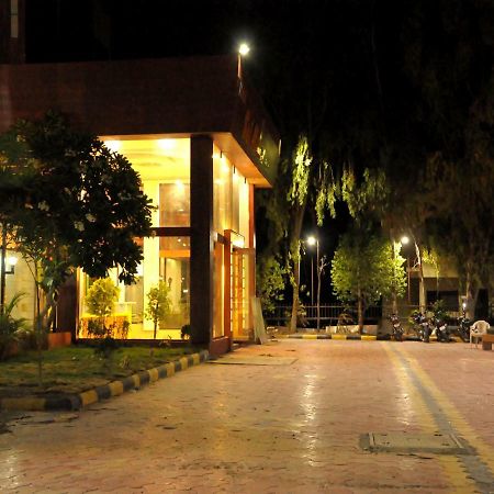 Hotel Malhar Palace Shirdi Exterior photo