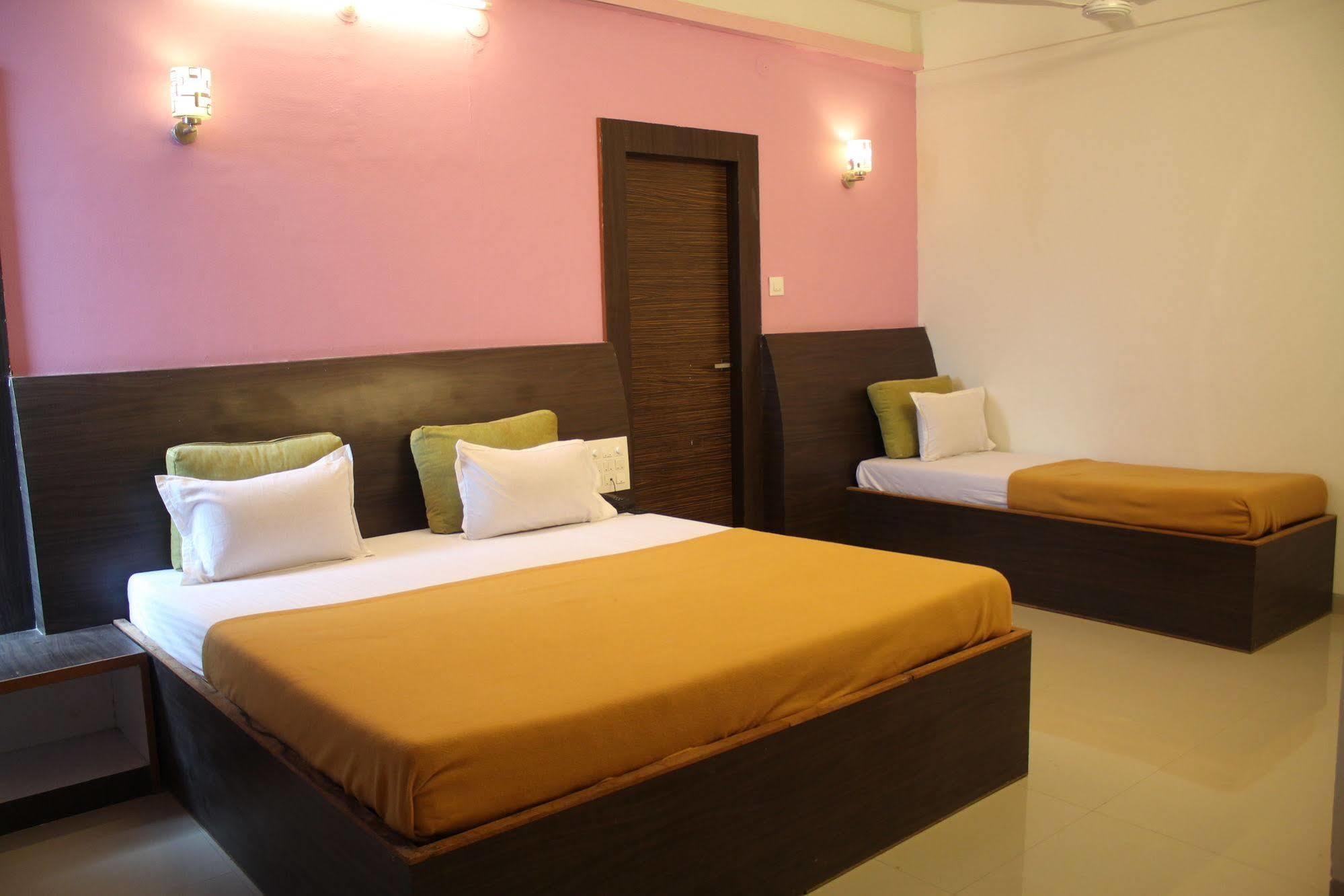 Hotel Malhar Palace Shirdi Exterior photo
