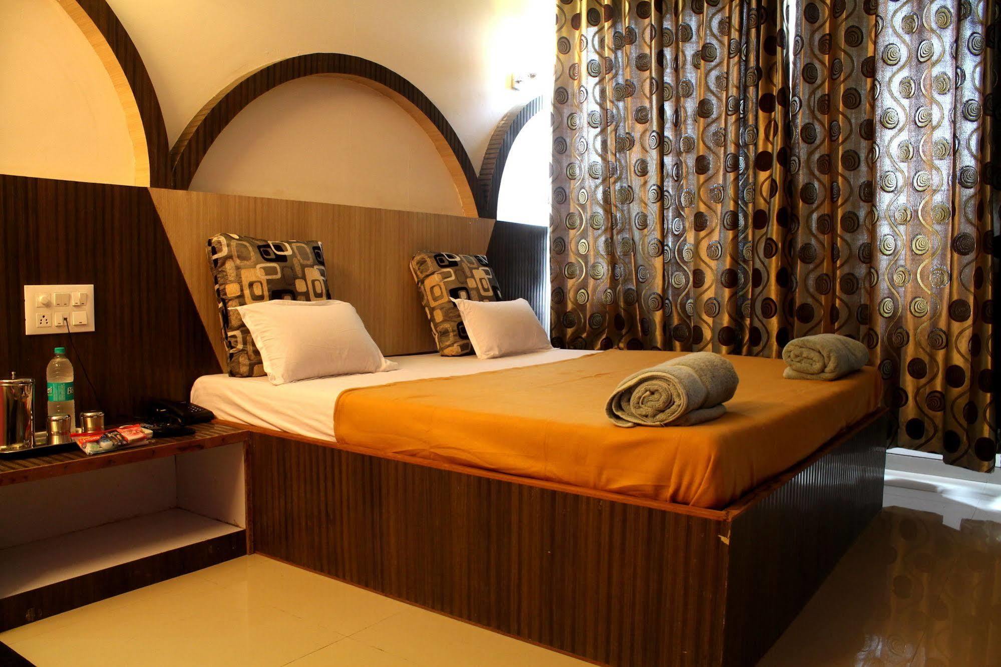 Hotel Malhar Palace Shirdi Exterior photo