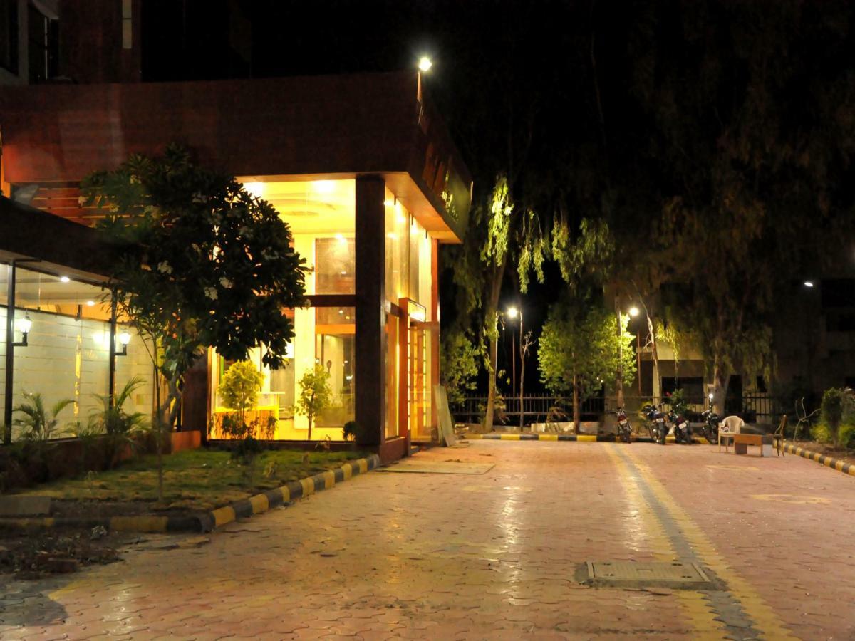 Hotel Malhar Palace Shirdi Exterior photo
