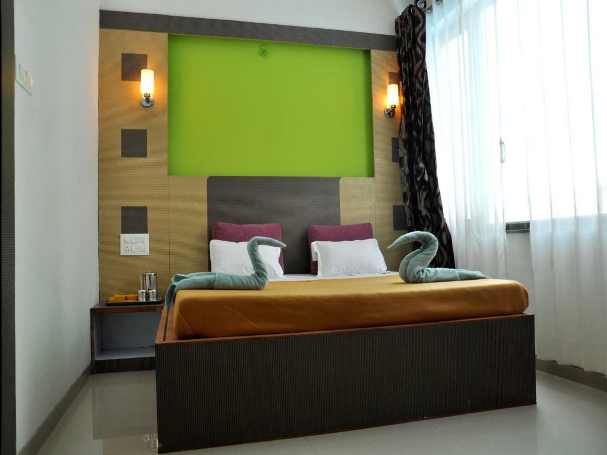 Hotel Malhar Palace Shirdi Exterior photo