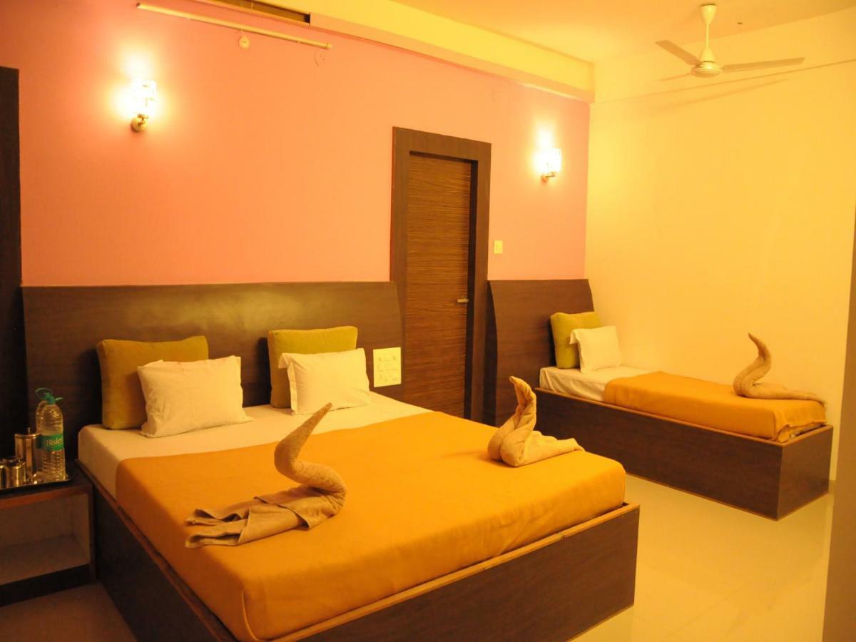Hotel Malhar Palace Shirdi Exterior photo