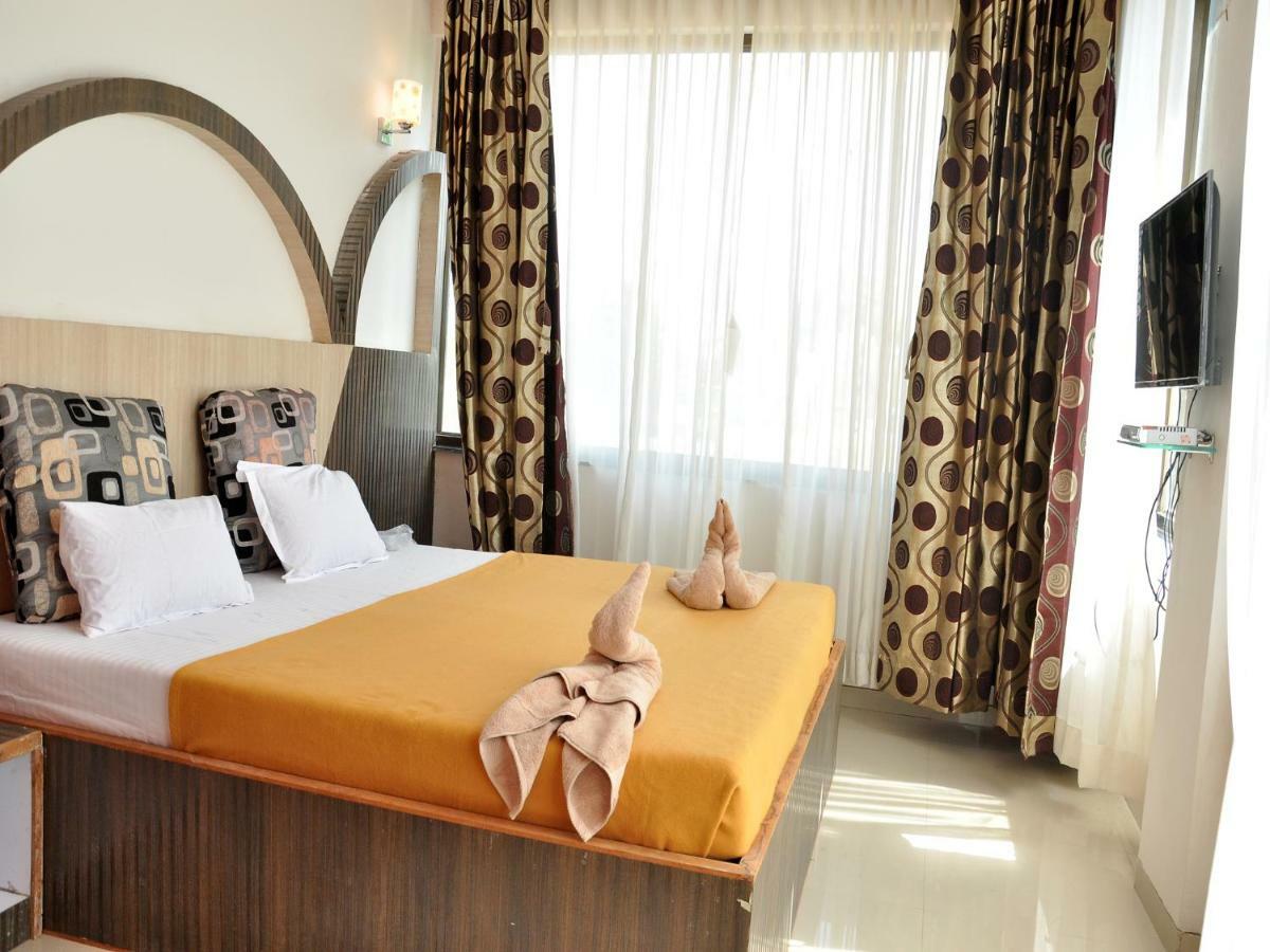 Hotel Malhar Palace Shirdi Exterior photo